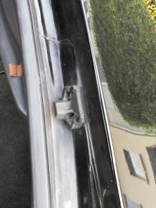Anschlagdämpfer defekt schwarz.jpg